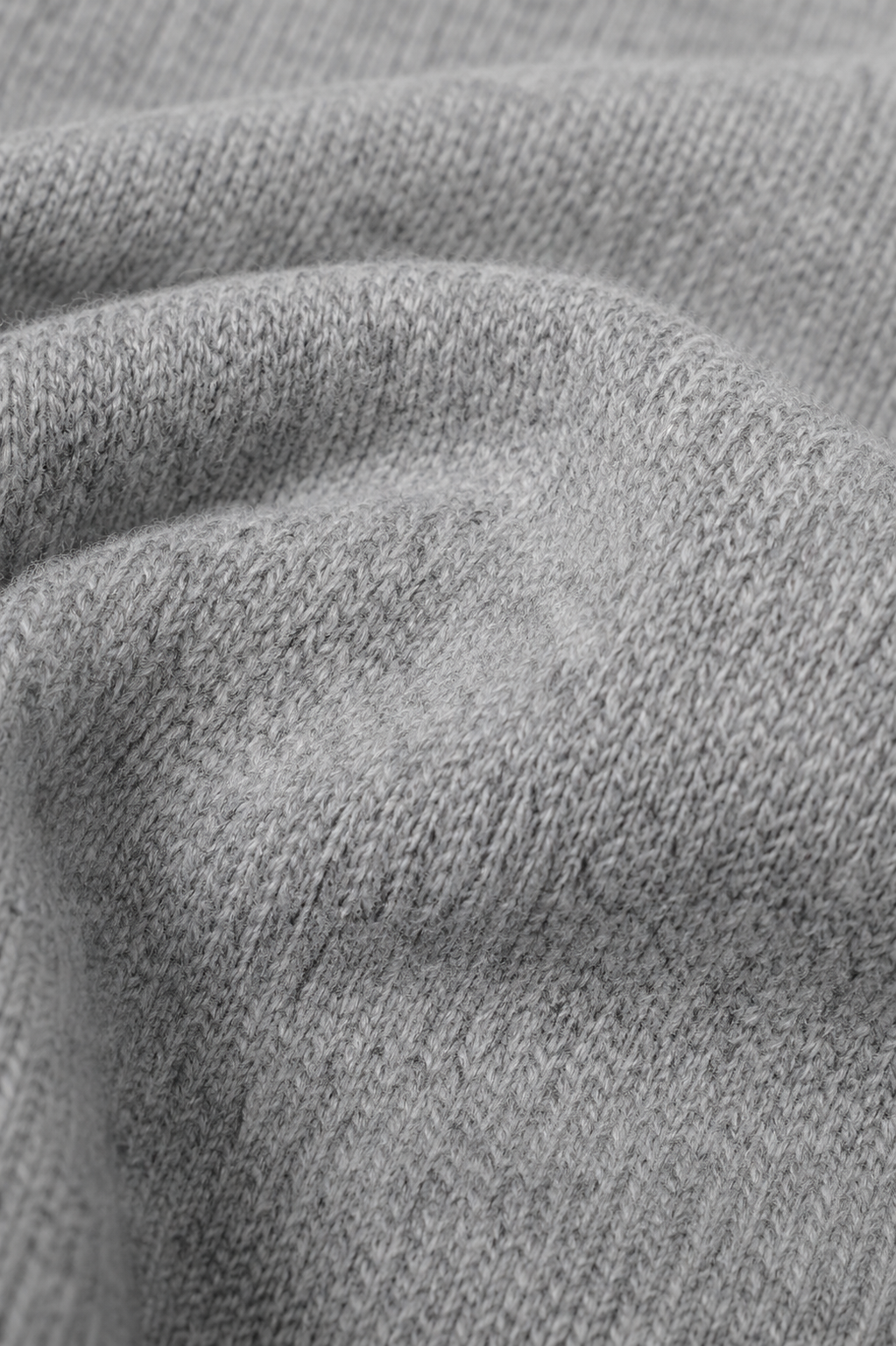 Grauer Pullover