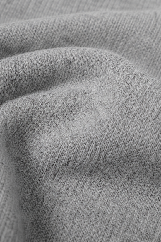 Grauer Pullover